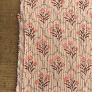 Tissu Double gaze imprimé fleurs stylisées ton rosé - au mètre