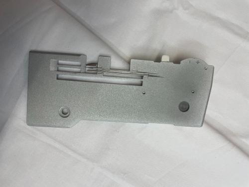 PLAQUE AIGUILLE SURJETEUSE BERNINA L450 et L460