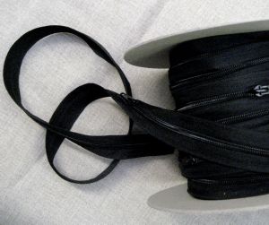 Fermeture eclair au mètre Nylon 5.8mm NOIR avec 2 curseurs montés par mètre