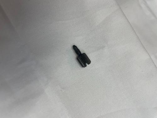 VIS SERRE AIGUILLE MACHINE A COUDRE PFAFF 1196