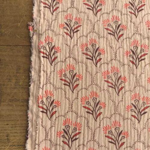 Tissu Double gaze imprimé fleurs stylisées ton rosé - au mètre