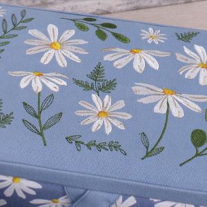 Boite a couture motifs brodés marguerites 