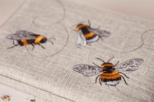 Boite a couture brodée motif Abeille 